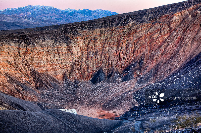 沙漠中的一个大火山口图片素材