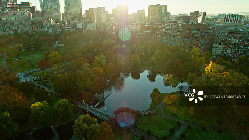 无人机拍摄的波士顿普通和公共花园在日出与戏剧性的镜头耀斑图片素材