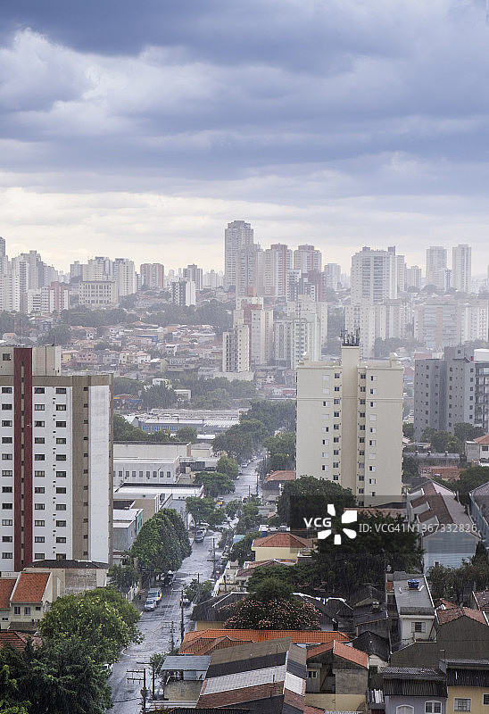 大雨笼罩着拉丁美洲一处低层和高层建筑的住宅区图片素材