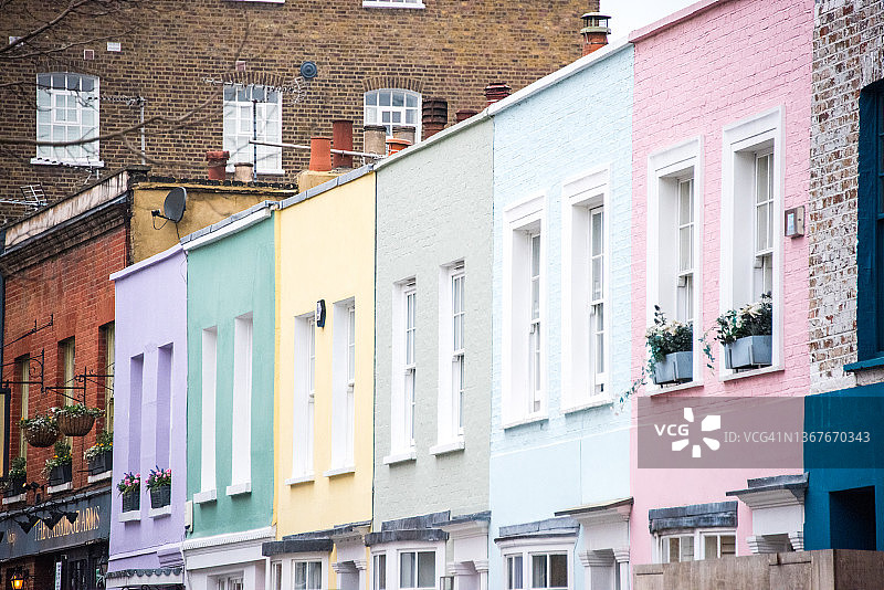 伦敦诺丁山的一排色调柔和的排屋图片素材