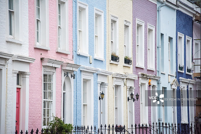 伦敦诺丁山的一排色调柔和的排屋图片素材