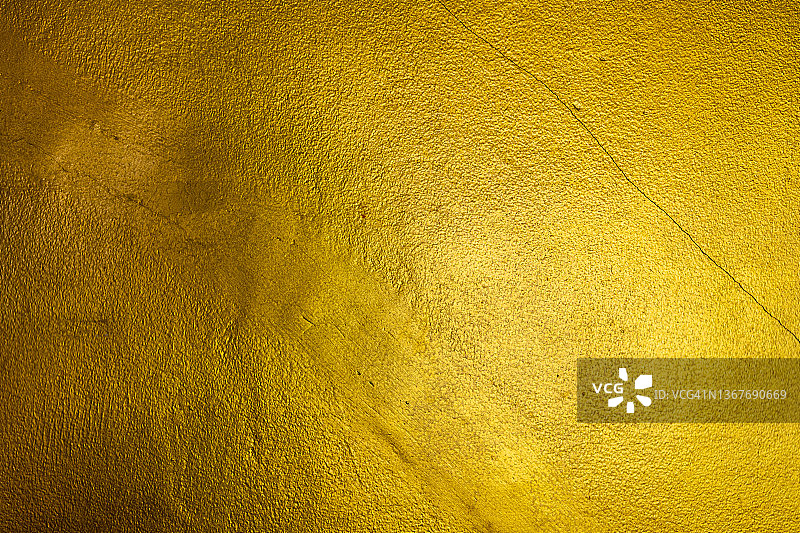 旧的grunge金色墙壁，黄色纹理背景。图片素材