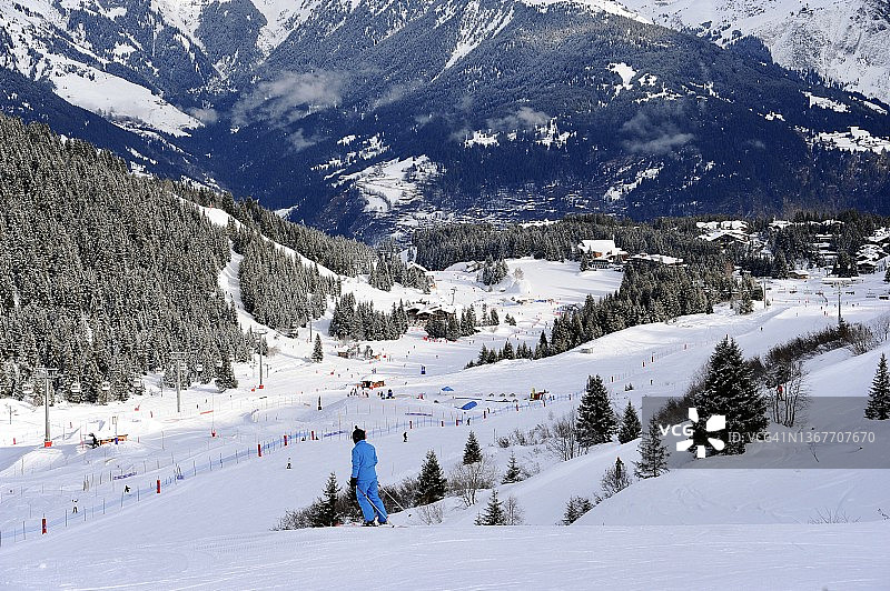 人们在著名的滑雪胜地Courchevel滑雪图片素材