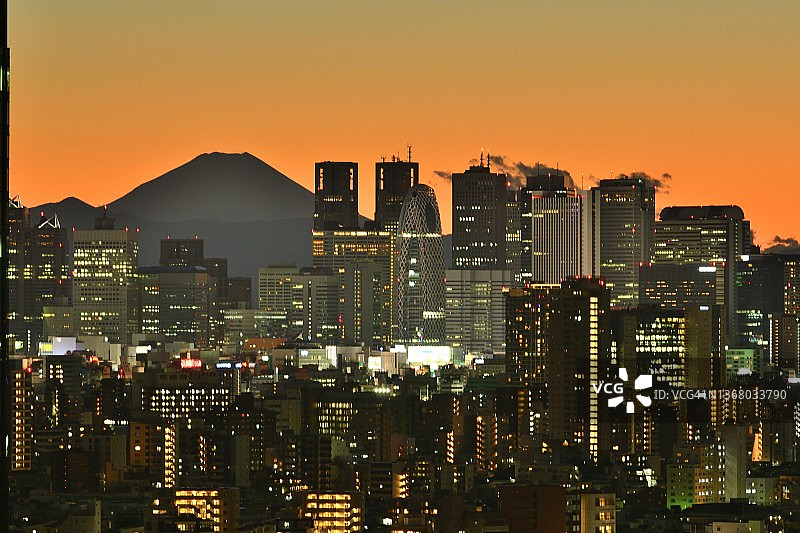 富士山和东京的天际线:日落之后图片素材