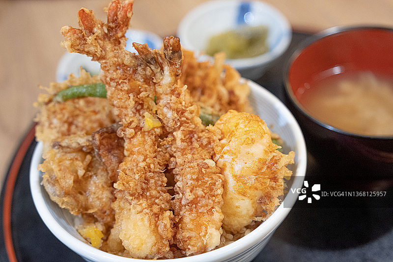 一碗米饭，虾，鱼，海鲜天妇罗和味噌汤图片素材