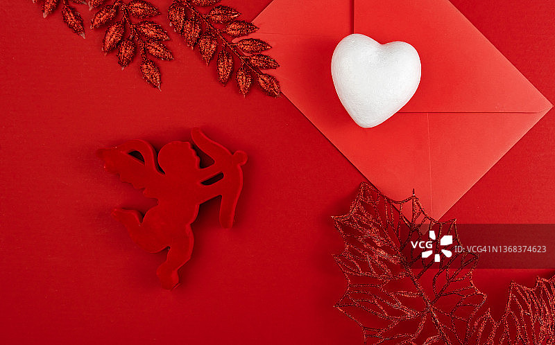 天使丘比特空白的红信封和圣诞饰品，红色的背景图片素材