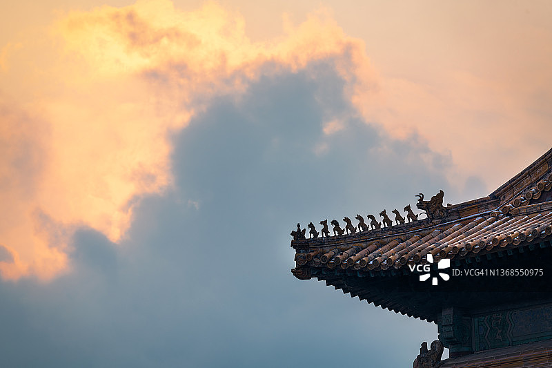 中国北京紫禁城东方传统古建筑的琉璃瓦屋檐图片素材