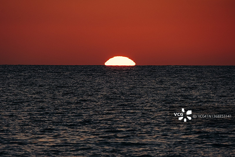 夏威夷大岛附近海面上壮观的日落图片素材