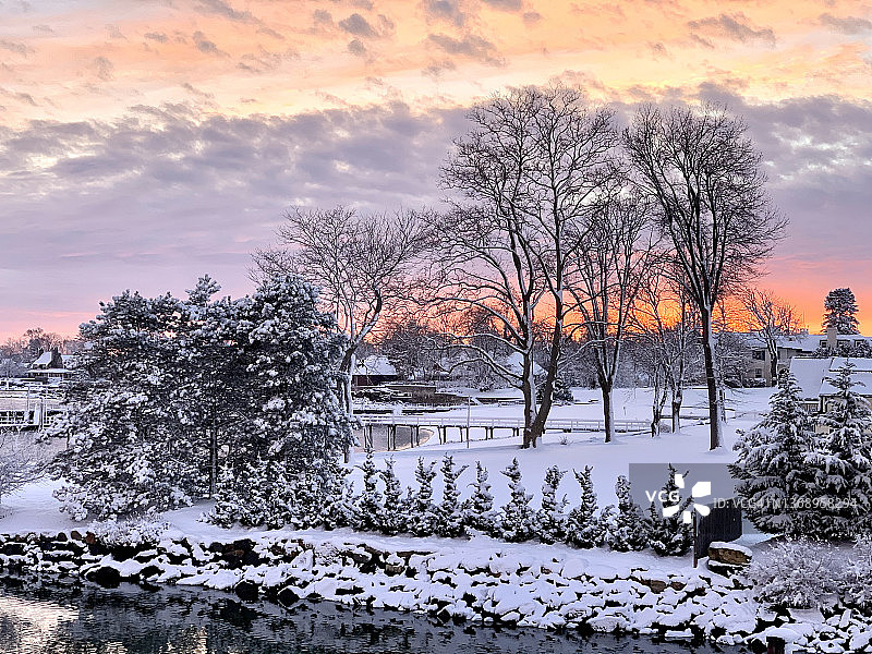 水上美丽的冬日夕阳。图片素材