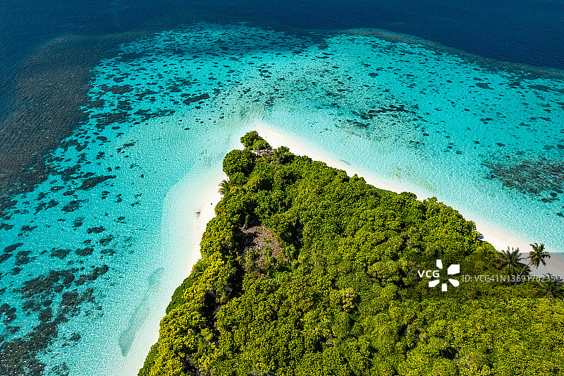 无人机拍摄的热带岛屿与海洋中的珊瑚礁图片素材