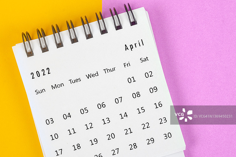 四月是组织者计划和提醒双色调纸背景的月份。商业计划预约会议概念图片素材