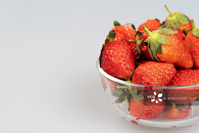 玻璃碗里的新鲜草莓图片素材