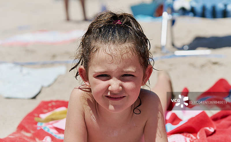 小女孩在沙滩上享受夏日时光。图片素材