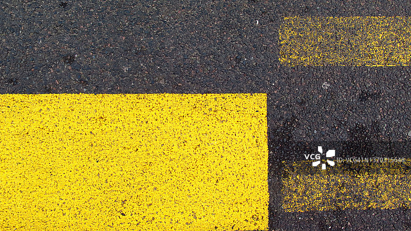 巴黎街道上的黄线饱经风霜浸透图片素材