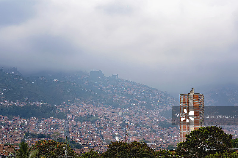 建筑物和山脉的全景对天空麦德林哥伦比亚在一个阴天，雨天图片素材