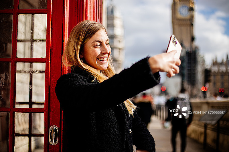 年轻美丽的女子在伦敦街头自拍图片素材