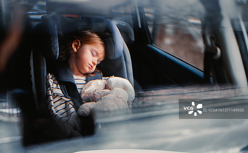 小女孩开车旅行时睡着了图片素材