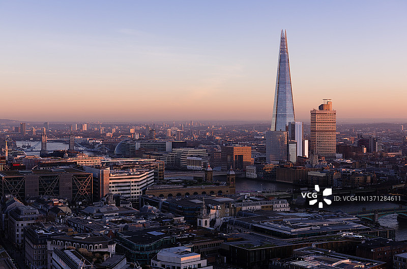 碎片大厦和日落时的伦敦天际线图片素材