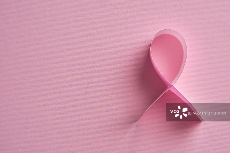 粉红色丝带乳癌意识符号与粉红色背景图片素材