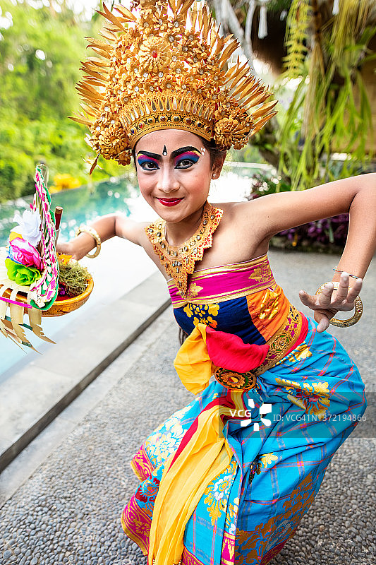 印度尼西亚巴厘岛的年轻艺术舞蹈演员的服装肖像图片素材