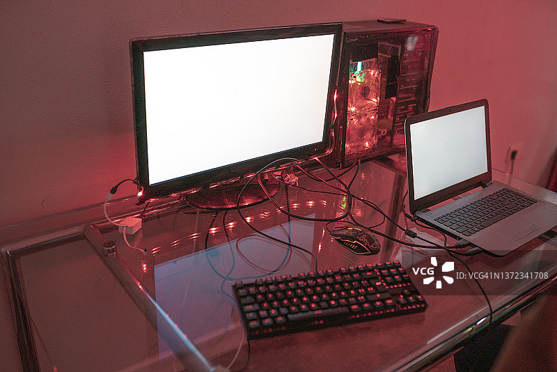 空玩家站与台式电脑和笔记本电脑图片素材