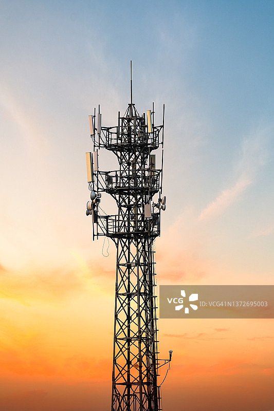 5G日落基站:用于移动电话和视频数据传输的蜂窝通信基站图片素材