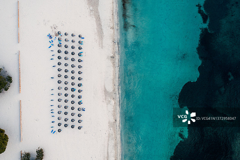 无人机俯视一排排的沙滩伞，圣庞萨，西班牙马略卡岛图片素材