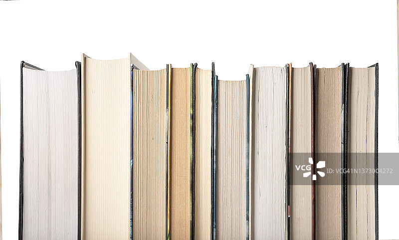 精装书排孤立在白色背景。读者的生活方式，学习和获得的知识在学校，学院或大学的概念图片素材