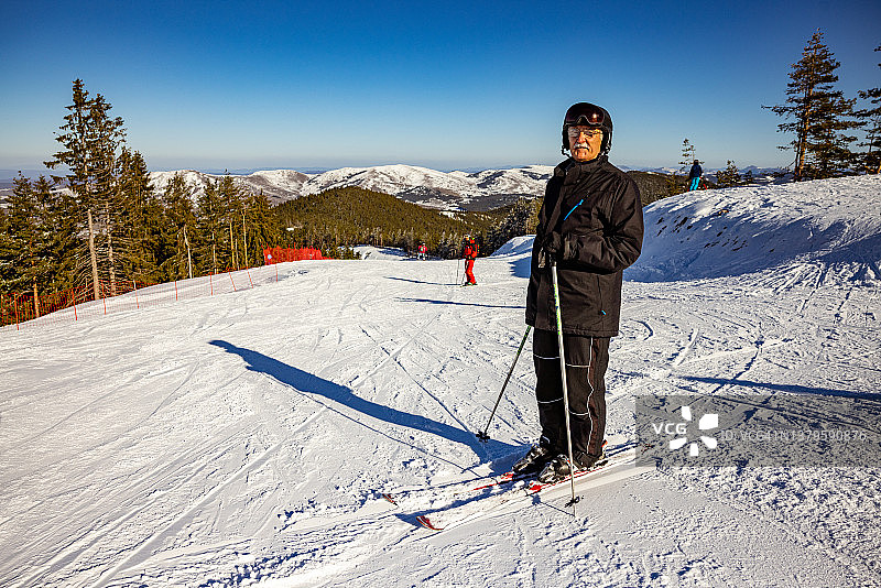自信的高级男性滑雪教练的肖像图片素材
