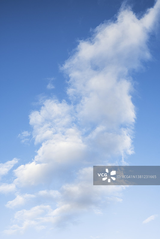 白色蓬松的云朵映衬着蓝天图片素材