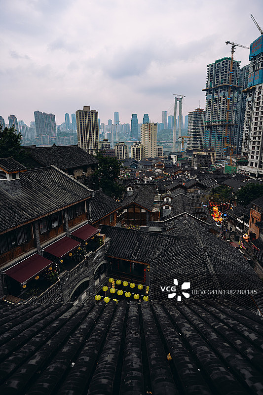 阴天，重庆的老旧建筑交替出现图片素材