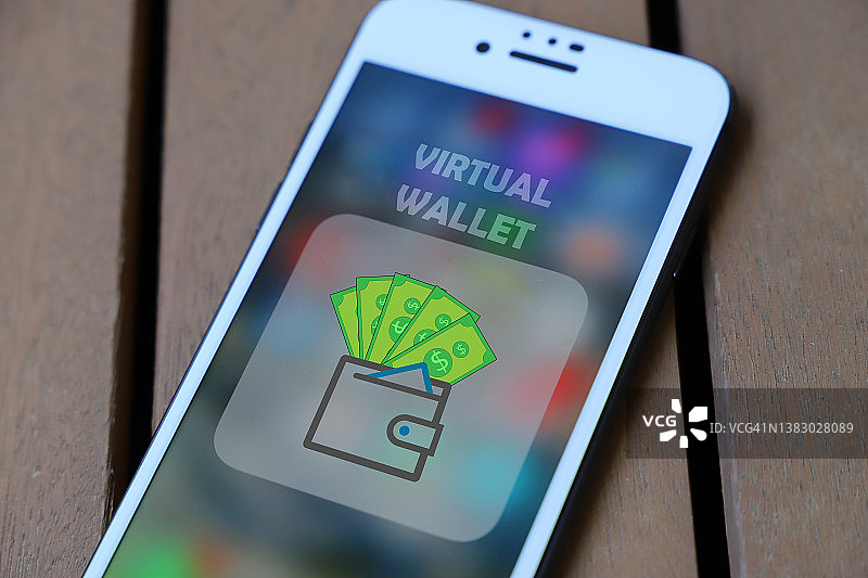 智能手机屏幕上的虚拟钱包界面应用。加密货币支付和区块链技术基础上的数字货币概念。图片素材