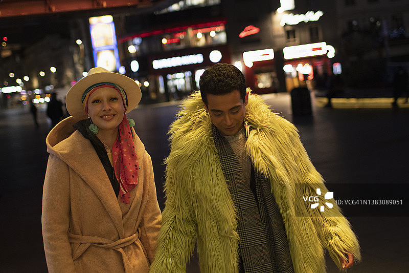 肖像时尚夫妇在城市街道在晚上图片素材