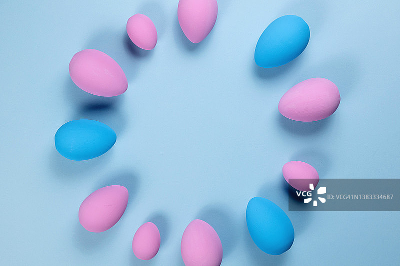 粉红色的复活节彩蛋在蓝色的背景图片素材
