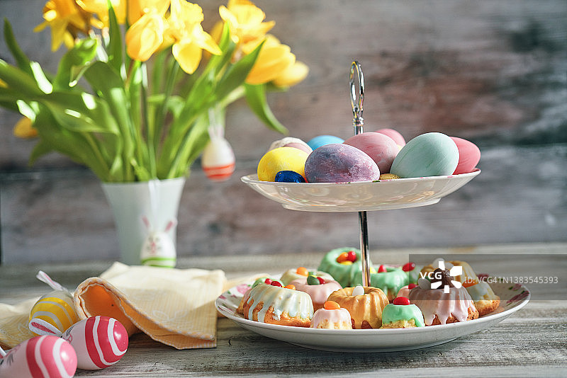 带有复活节彩蛋和糖果的小圆饼图片素材