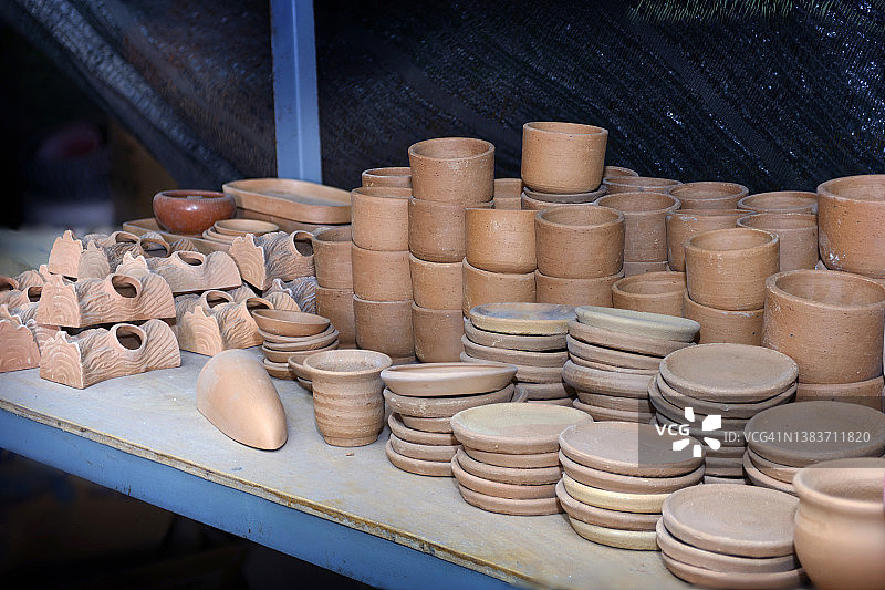 成堆的各种陶土花盆。手工制作的陶器。图片素材