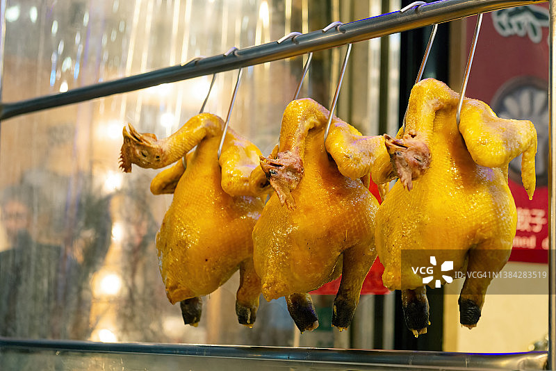 台湾新台北市瑞芳九分的台湾餐馆里悬挂着的台湾风味烤鸡的特写镜头图片素材
