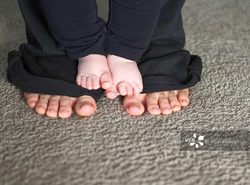 宝宝的脚站在妈妈的脚上图片素材