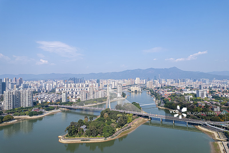 河中的岛屿和城市景观位于中国福州图片素材