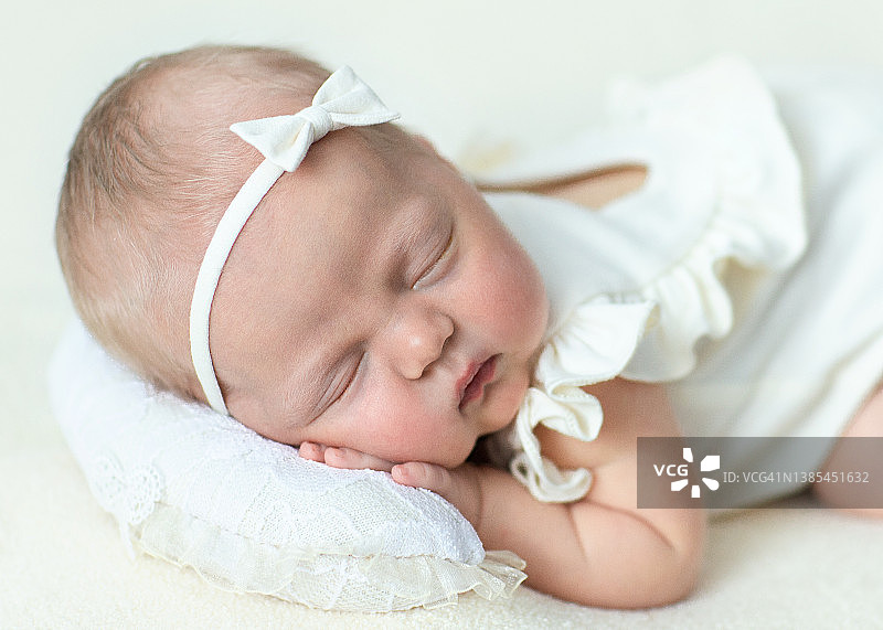 美丽的新生女婴睡在毯子上图片素材