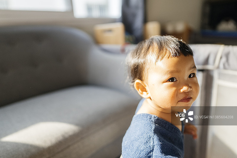 可爱的亚洲小女孩和家人在家里玩玩具图片素材