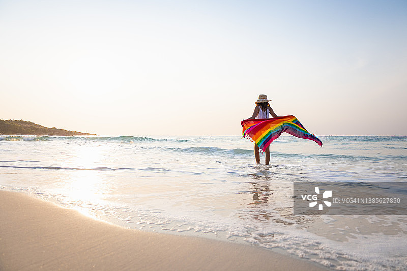 放松的女人在比基尼享受热带海滩和加勒比暑假。图片素材