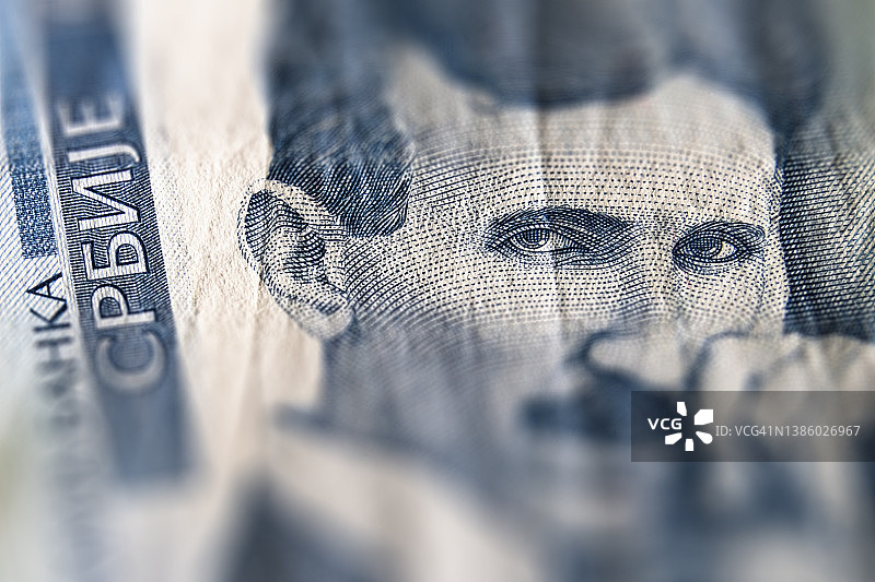金钱:尼古拉·特斯拉肖像特写在塞尔维亚100第纳尔纸币上图片素材