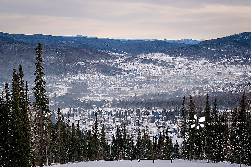 俄罗斯雪列格什滑雪胜地的冬季景观，位于西伯利亚的雪列格什山。滑雪场和Sheregesh村的景色图片素材