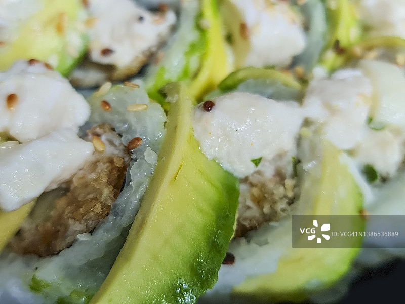 虾和鳄梨寿司卷图片素材
