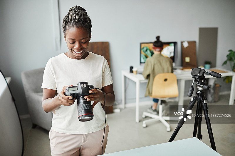 非裔美国女摄影师在工作室图片素材