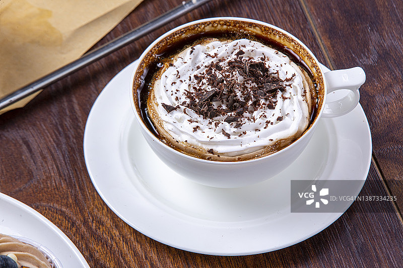 淋上奶油和磨碎的巧克力的咖啡图片素材