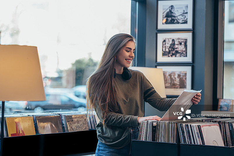在唱片店里挑选黑胶唱片的女人图片素材