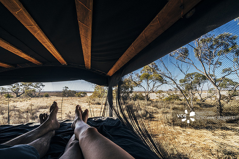 澳大利亚，无忧无虑的夫妇在帐篷里放松图片素材