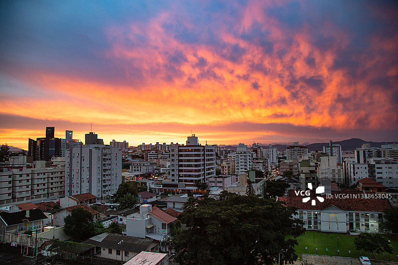落日的建筑。弗洛,巴西。图片素材